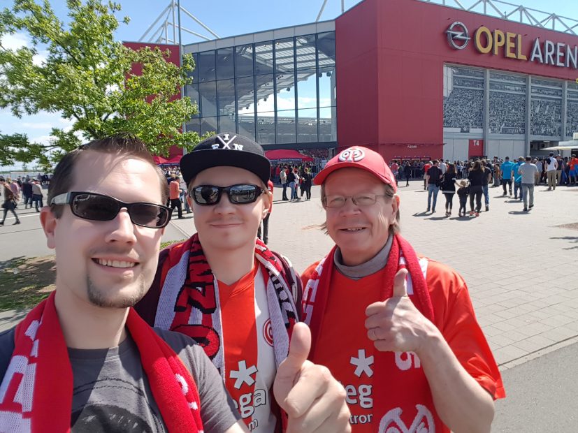 Mit dem Fan-Club-Finnland Mainz 05 vor der Opel Arena