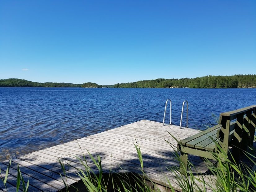 Der Sommer in Finnland ist am schönsten am Steg des Mökki