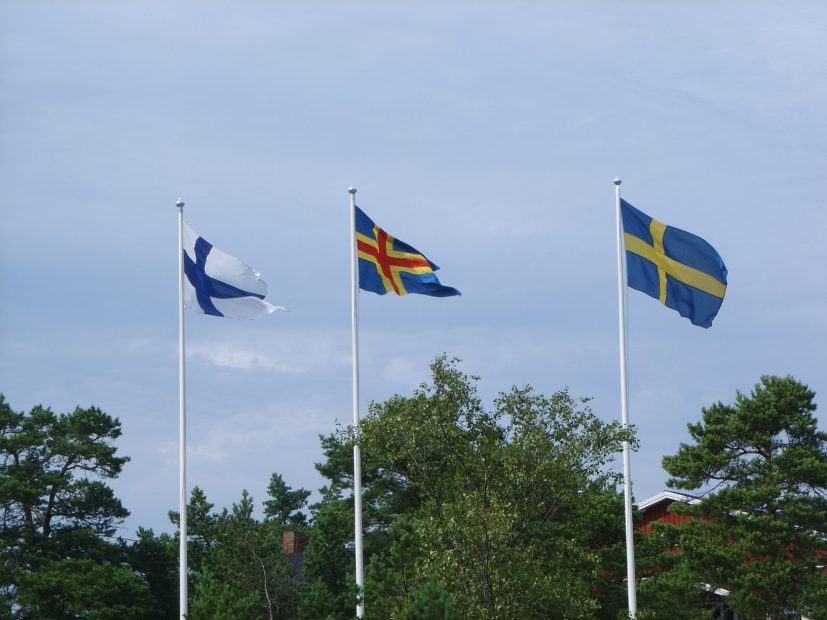 Die Flaggen von Finnland, Åland und Schweden