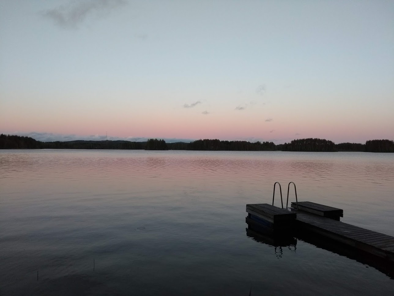 Steg am finnischen See im Abendlicht