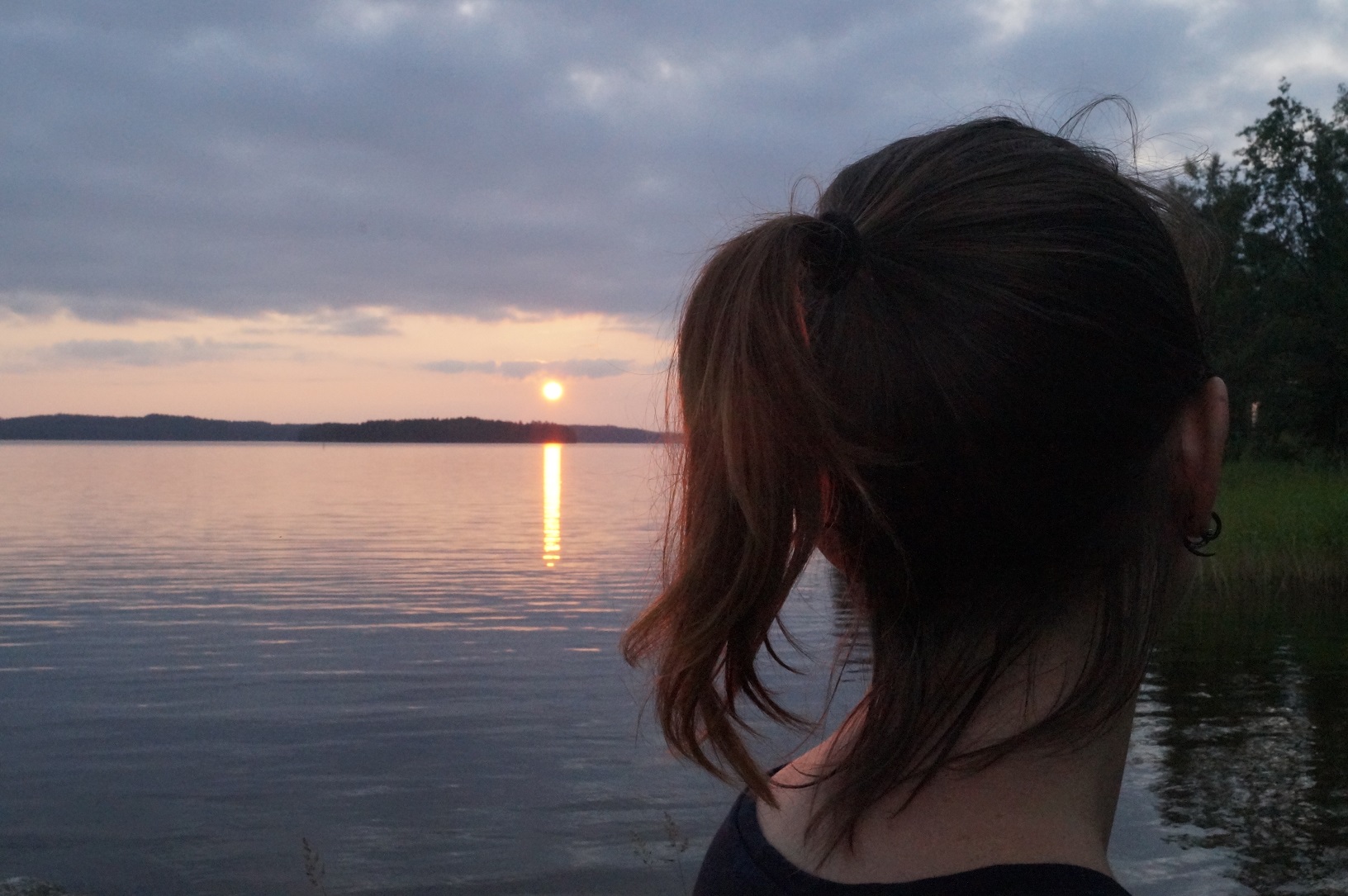 Tanja blickt auf den See