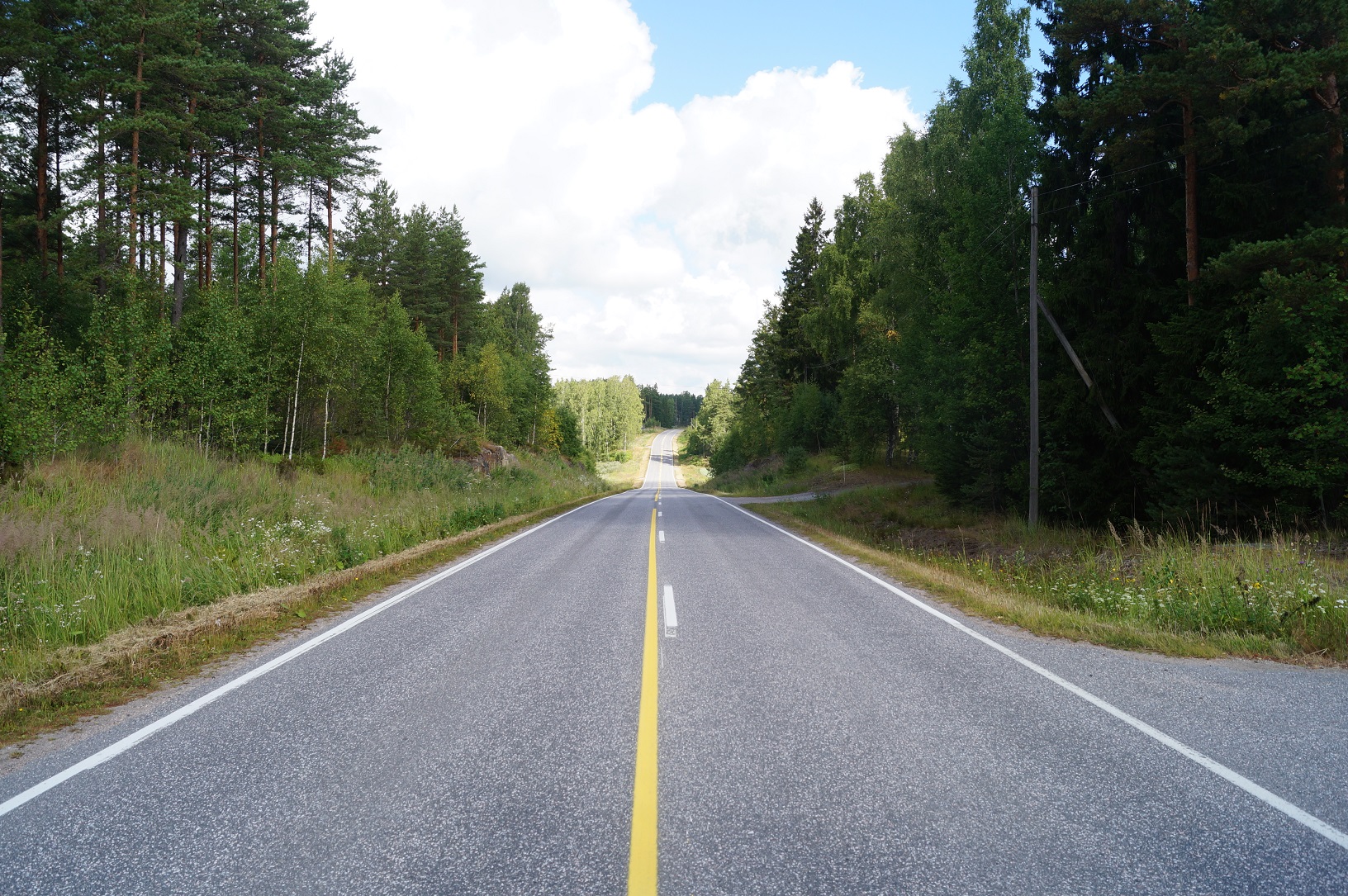 Einsame Landstraße in Finnland