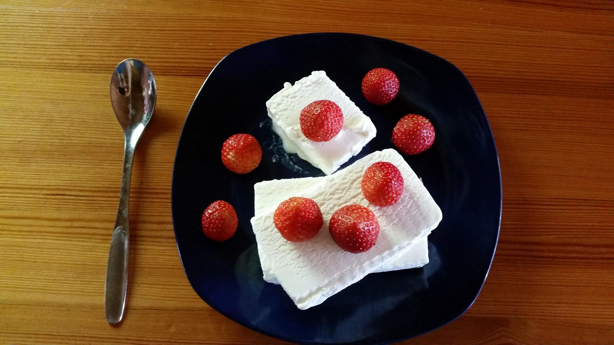 Finnische Erdbeeren mit Vanilleeis
