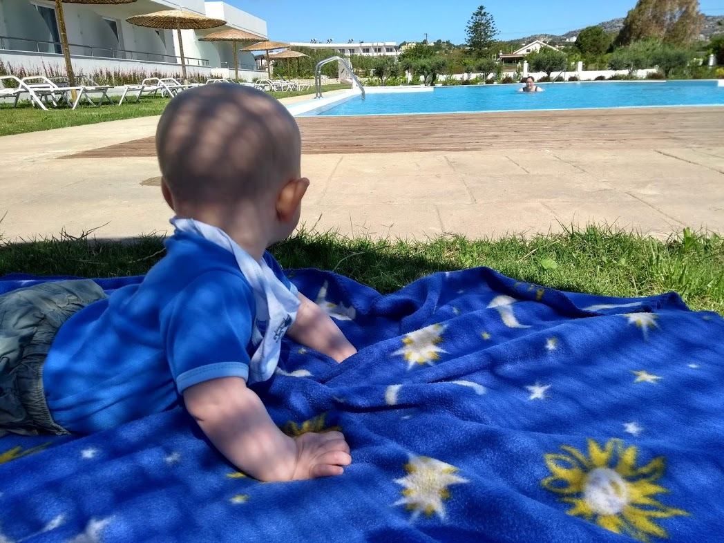 Baby am Pool
