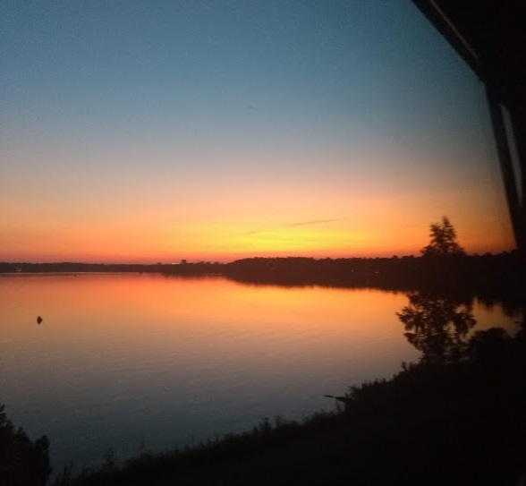 Sonnenuntergang über der Bucht Laajalahti, Helsinki
