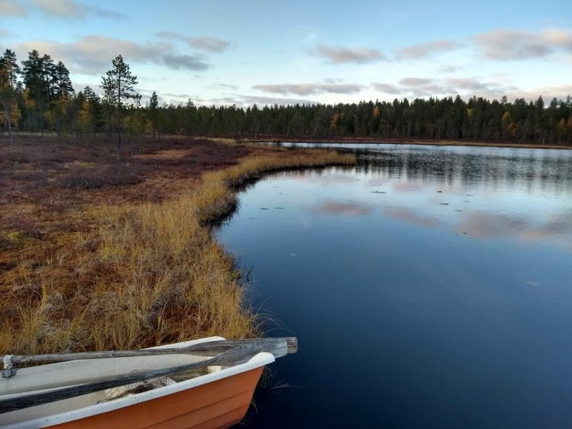 Lappland von seiner schönsten Seite an einem See in Ivalo
