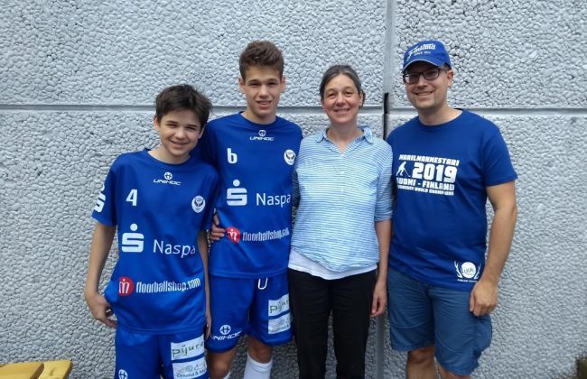 FinnTouch-René mit sportbegeisterter Familie aus Taunusstein, die Floorball in Deutschland lebt