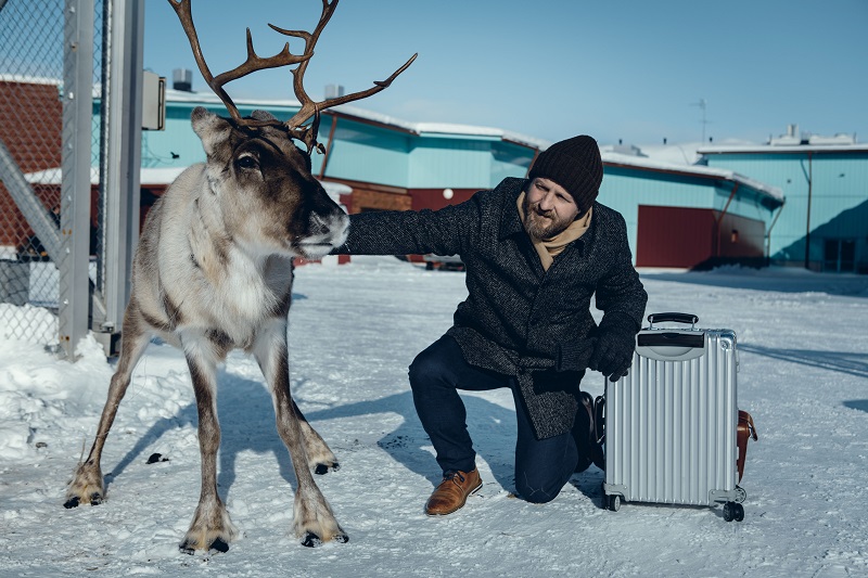 Maximilian Brückner mit Rentier in der Serie Arctic Circle