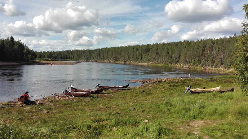 Fluss Tornionjoki in Finnisch-Lappland
