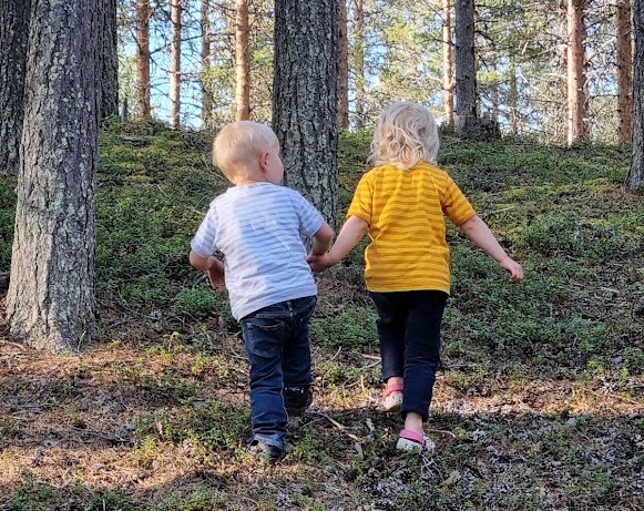Kids im Wald bei Luosto