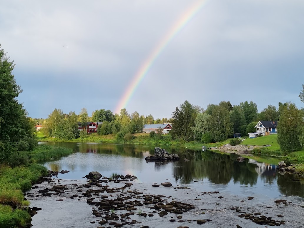 Regenbogen über dem Kyrönjoki in Ylistaro