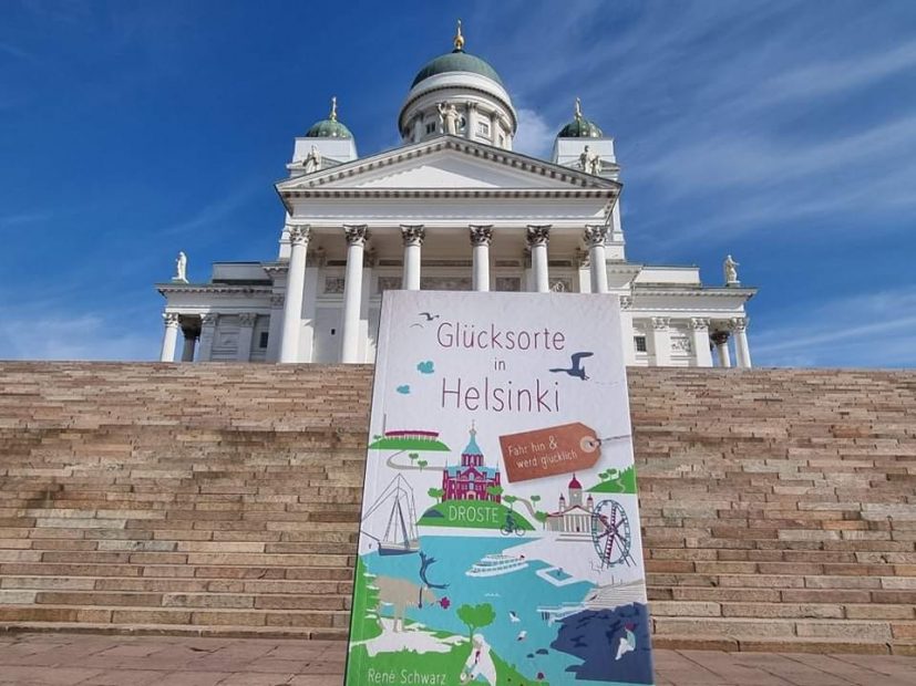 Mein Buch "Glücksorte in Helsinki" vor dem Dom von Helsinki