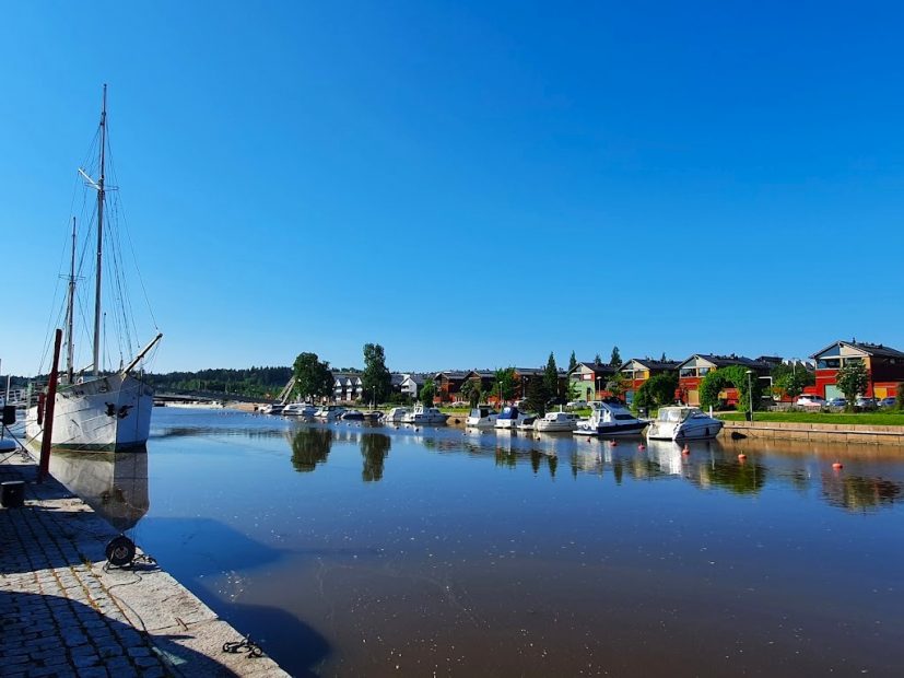 Am Ufer des Flusses Porvoonjoki in Porvoo