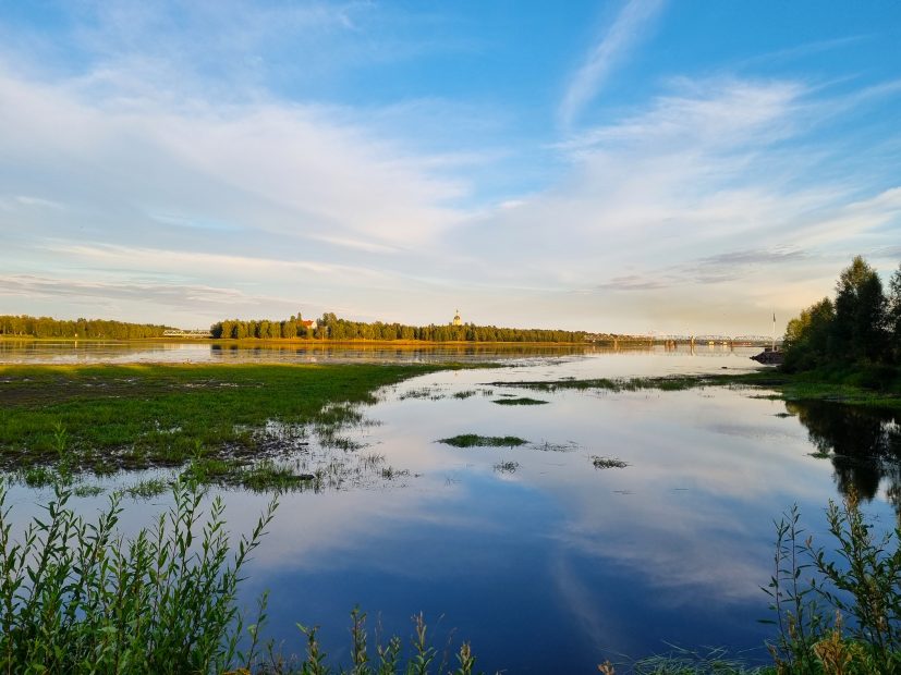 Fluss Tornionjoki zwischen Tornio und Haparanda