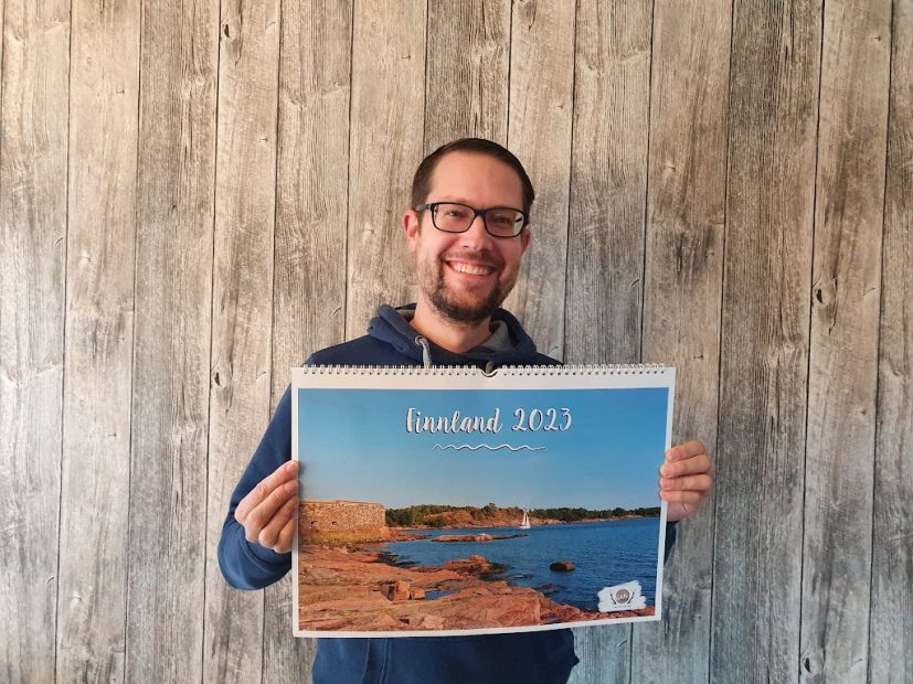René mit FinnTouch-Wandkalender "Finnland 2023"