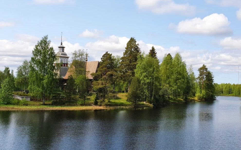 Die Alte Kirche von Petäjävesi ist umgeben von Seen