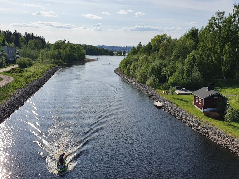 Blick von der Rantaraitti auf den Kanal zwischen Jyväsjärvi und Päijänne