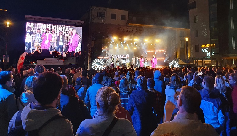 Publikum bei der Luftgitarren-Weltmeisterschaft 2023 in Oulu