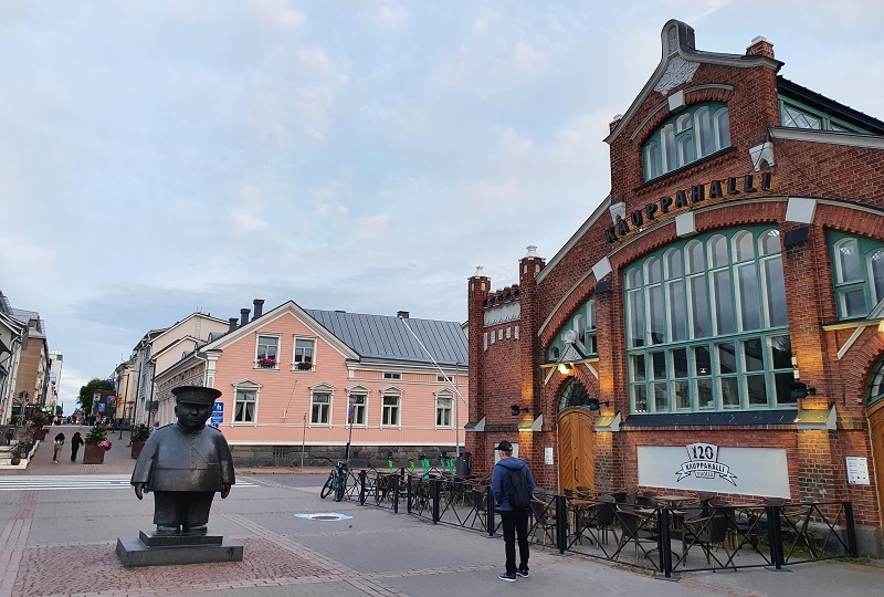 Markthalle von Oulu und der Marktpolizist