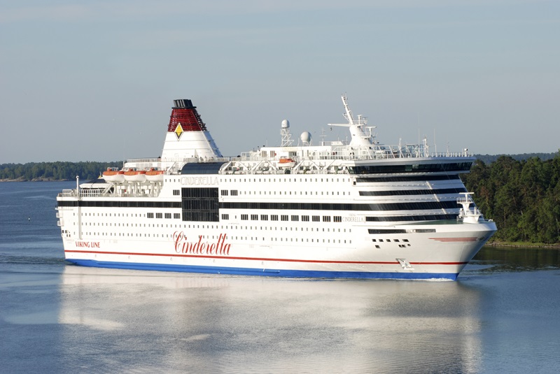 Die Viking Cinderella in Weiß als Kreuzfahrtsschiff zwischen Stockholm und Mariehamn
