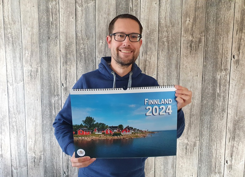 René mit dem Finnland-Kalender 2024