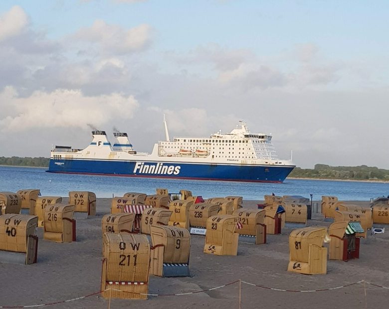 Finnlines-Fähre Finnmaid am Strand von Travemünde